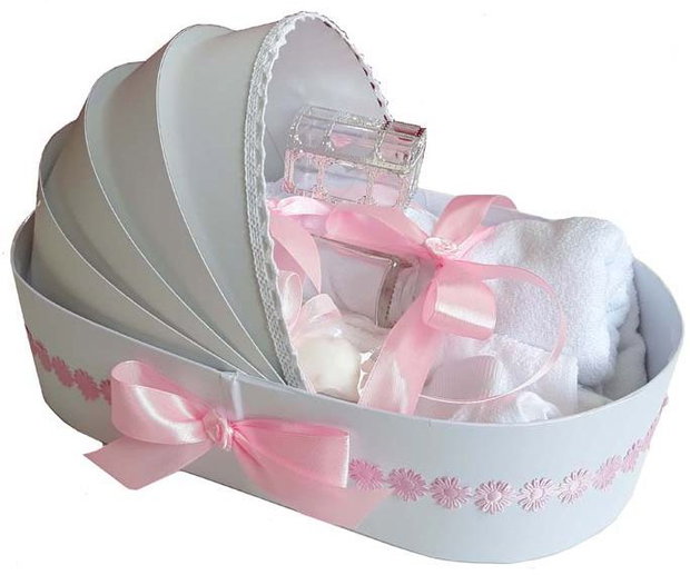 Trusou botez complet landou, trusou botez elegant decorat cu dantela si fundite, decor Roz floricele