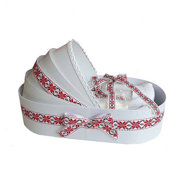 Trusou botez complet landou, trusou botez popular decorat cu dantela si fundite Traditionale, decor Rosu, Trusou botez traditional