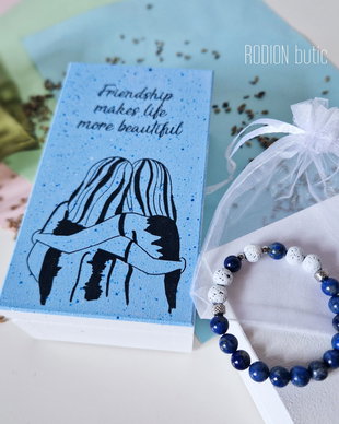 Set bratara lapis lazuli in cutie prietenie pictata manual cu mesaj