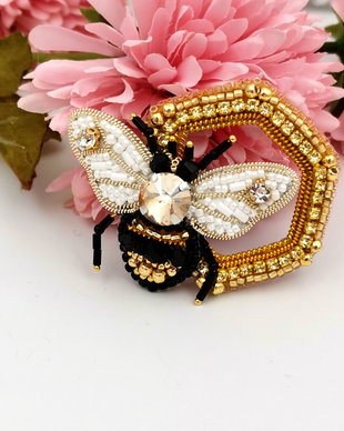 Rezervat Broșă - Queen Bee