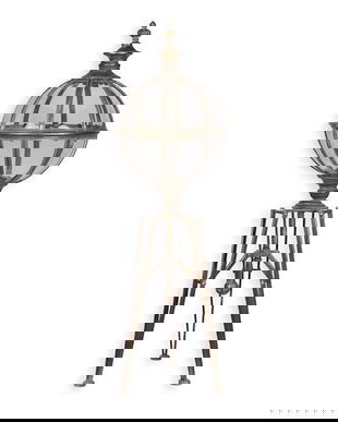 Felinar cu trepied din metal argintiu