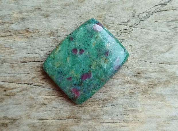 Cabochon rubin in fucshsite, 24x19x5 mm