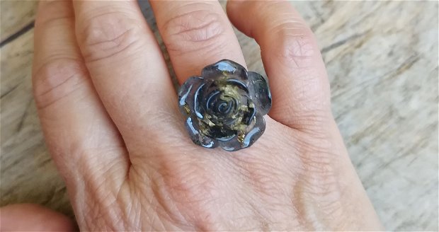 Trandafir negru cu foita aurie, inel reglabil bronz