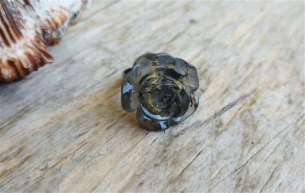 Trandafir negru cu foita aurie, inel reglabil bronz