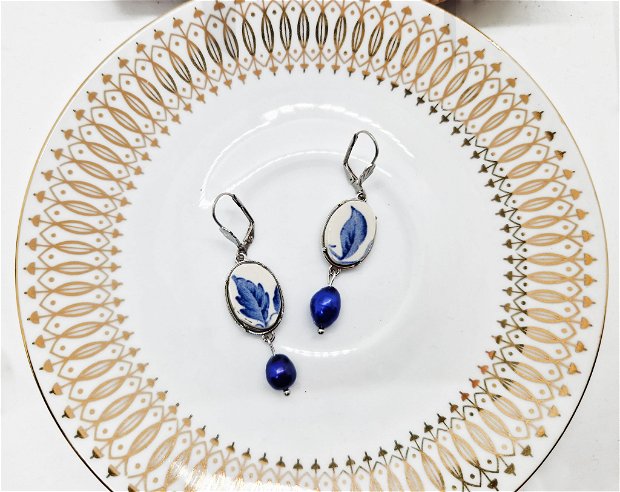 Cercei "Blue Flowers" din fragmente de portelan, cu baza din alama, perle naturale si tortite din inox argintiu