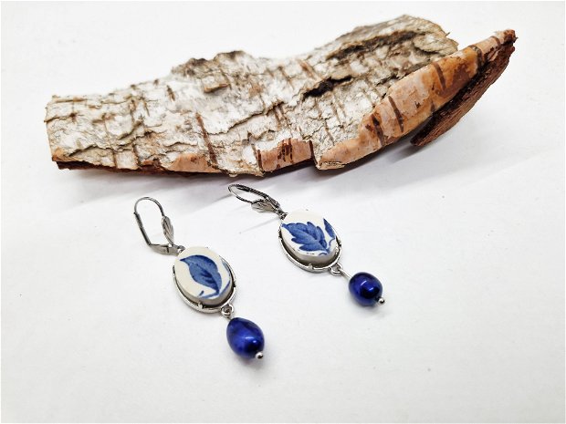 Cercei "Blue Flowers" din fragmente de portelan, cu baza din alama, perle naturale si tortite din inox argintiu
