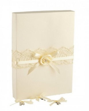 Cruciulite botez crem ivoire si cutie cadou, set 50 cruciulite botez decorate fundite ivoire crem