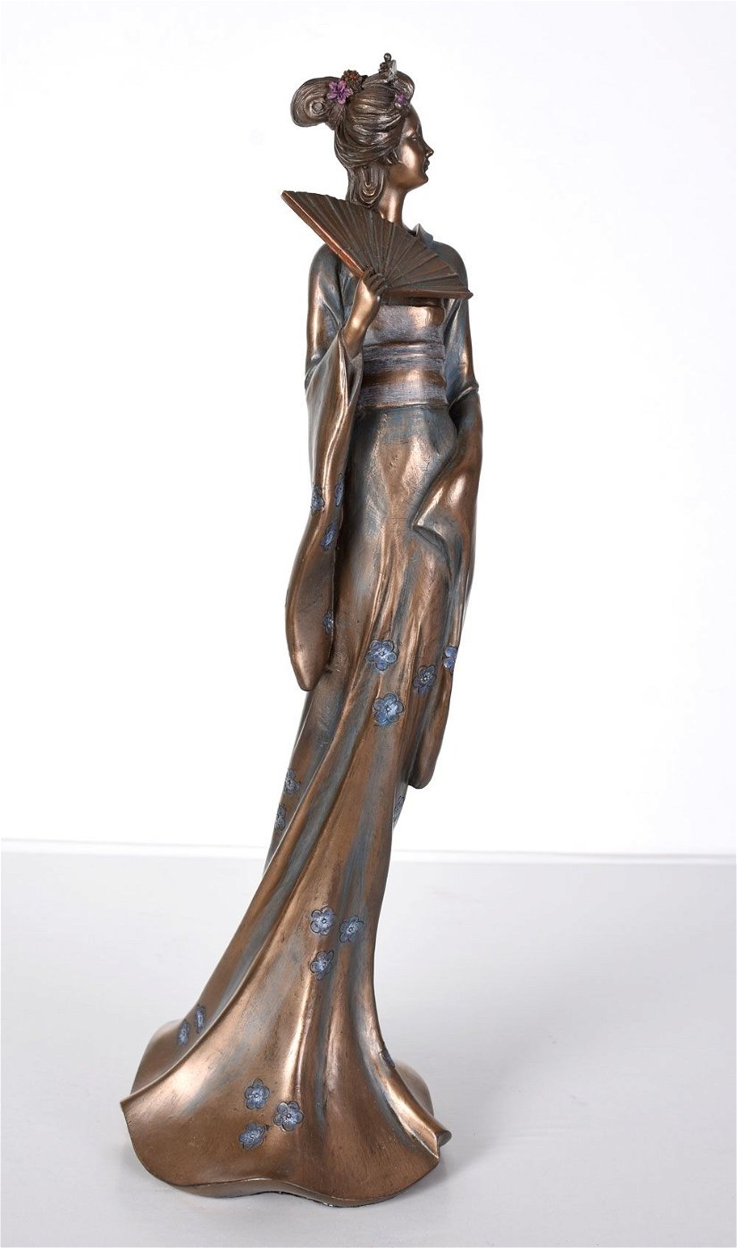 Statueta din ceramica cu bronz cu o gheisa cu evantai