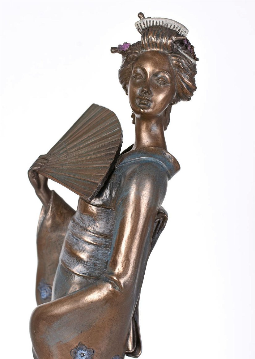 Statueta din ceramica cu bronz cu o gheisa cu evantai