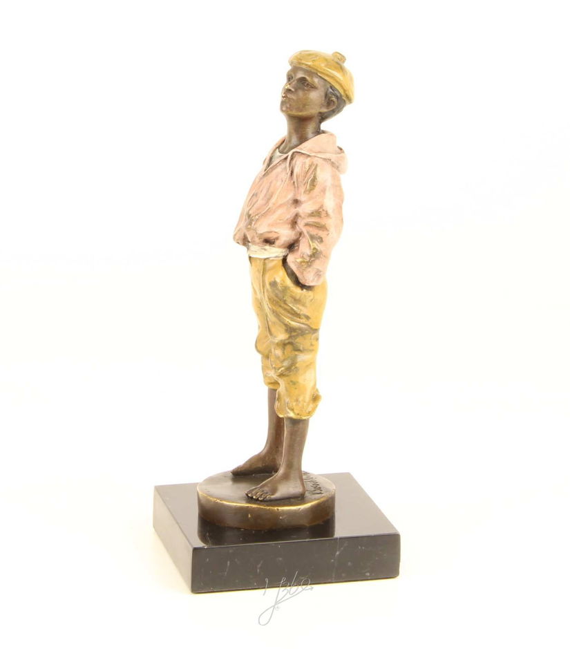 Baietel - statueta din bronz pe un soclu din marmura