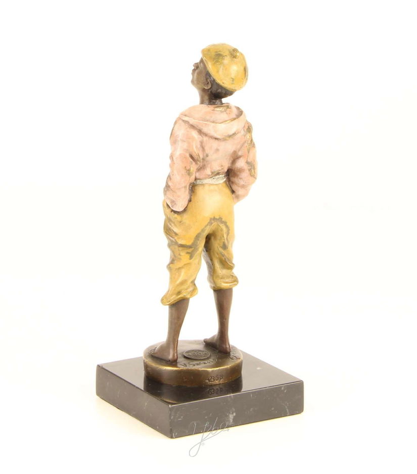 Baietel - statueta din bronz pe un soclu din marmura