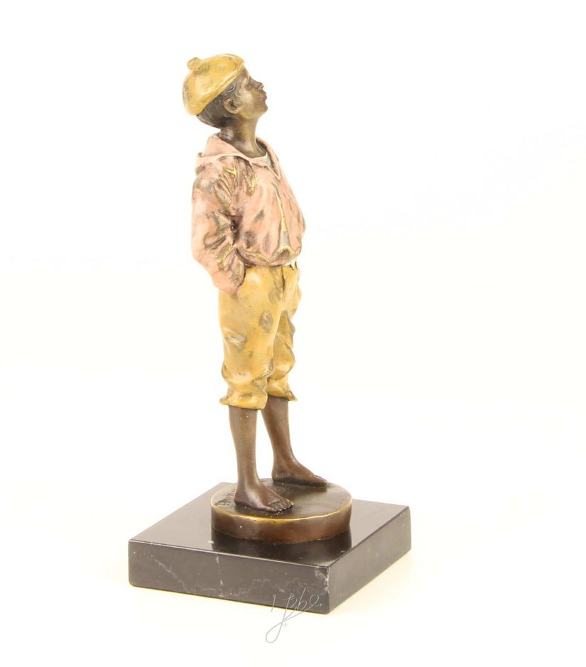 Baietel - statueta din bronz pe un soclu din marmura