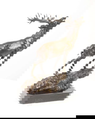 Cerb-statueta din bronz pe un soclu din marmura