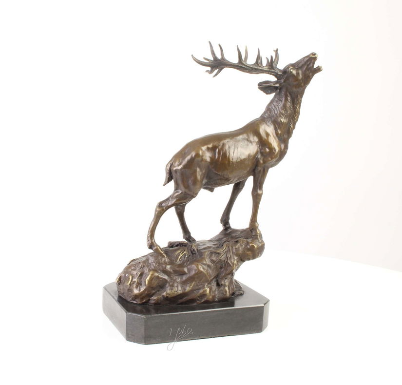 Cerb-statueta din bronz pe un soclu din marmura