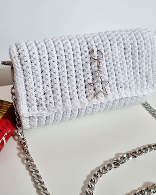 Geanta Crosetata Alba, cu accesoriu Stea, interior satin Rosu