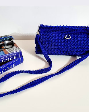 Geanta Crosetata Albastru Royal, cu accesoriu Inima