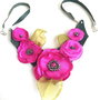 Colier buchet de flori ciclam