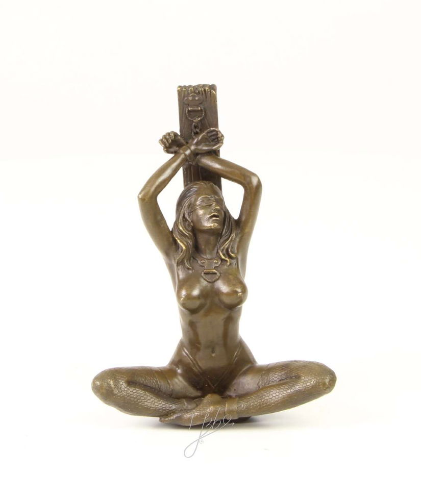 DOAMNA CU CATUSE- STATUETA DIN BRONZ PE SOCLU DIN ONIX