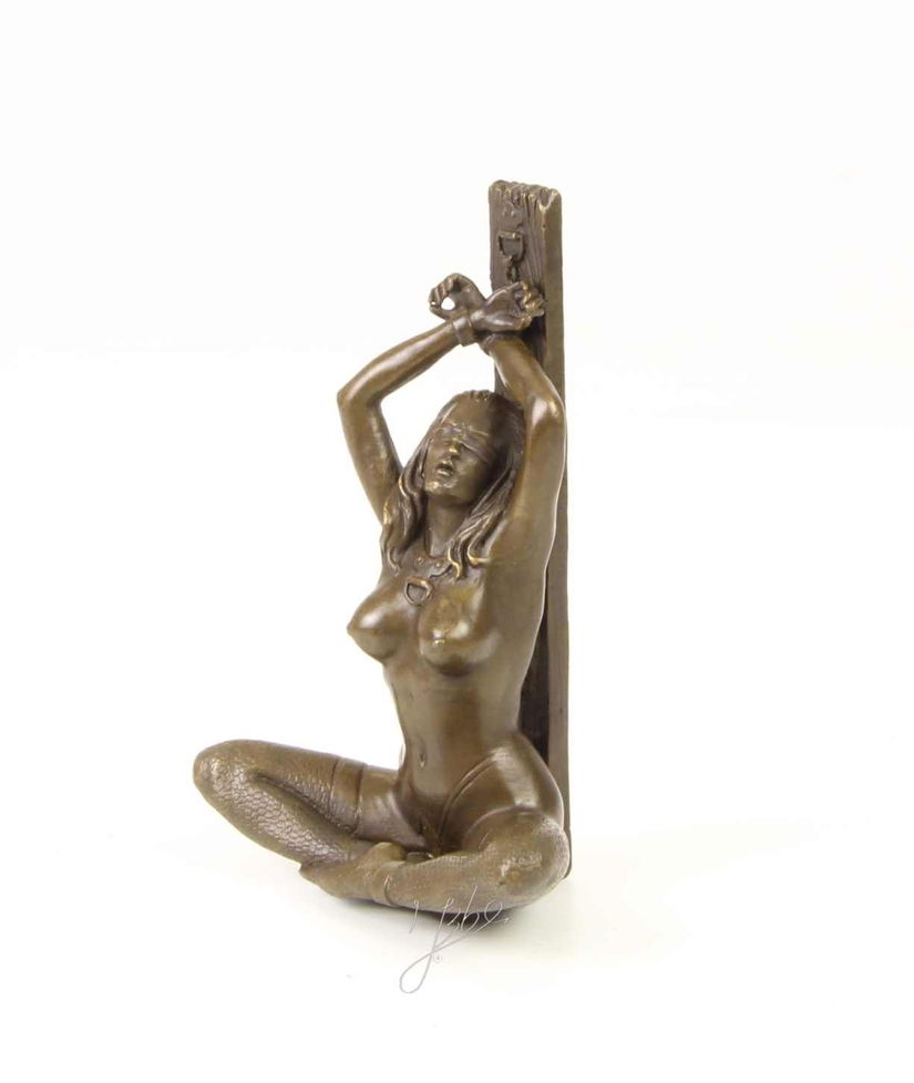 DOAMNA CU CATUSE- STATUETA DIN BRONZ PE SOCLU DIN ONIX