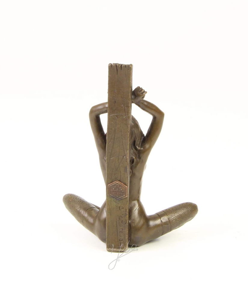DOAMNA CU CATUSE- STATUETA DIN BRONZ PE SOCLU DIN ONIX