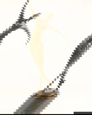 Femeie dansand-statueta moderna din bronz pe un soclu din marmura