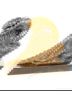 Frumoasa inghenunchiata- statueta din bronz pe un soclu din marmura