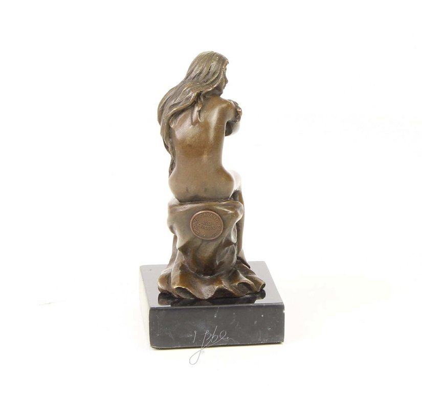 Femeie nud-statueta din bronz pe un soclu din marmura