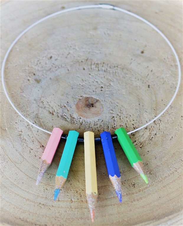 Colier din creioane colorate puse pe o baza din otel siliconat