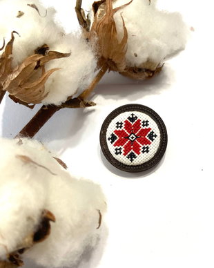 Brosa cu broderie manuala -traditii