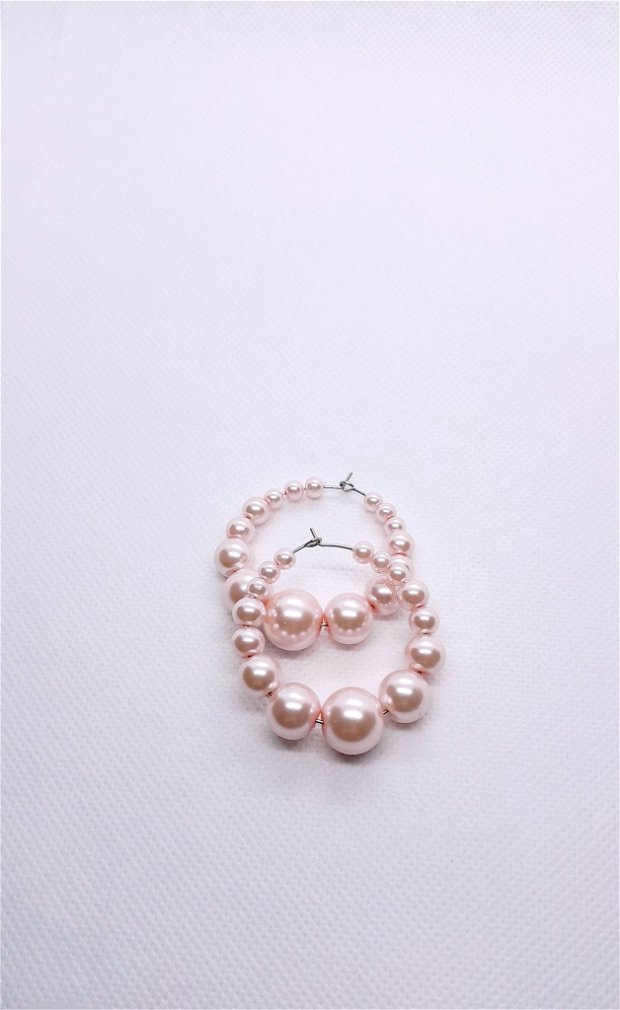 Cercei rotunzi din perle de sticlă - roz deschis