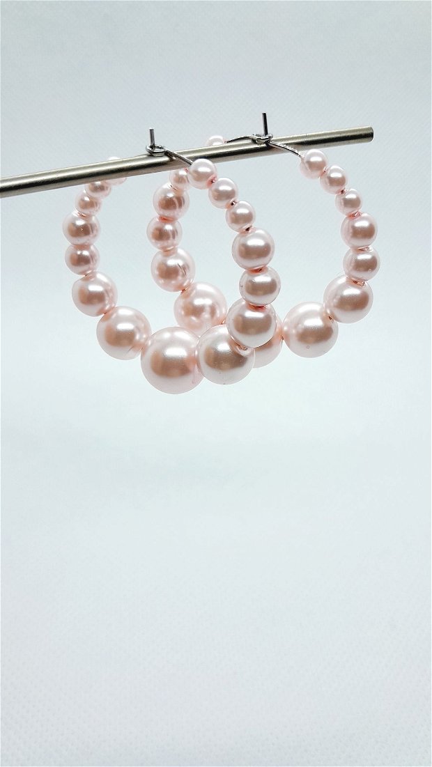 Cercei rotunzi din perle de sticlă - roz deschis