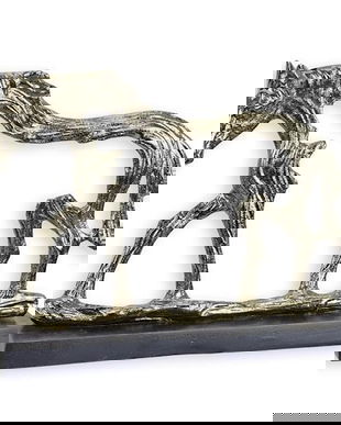 Cal-statueta moderna din aluminiu pe un soclu din marmura