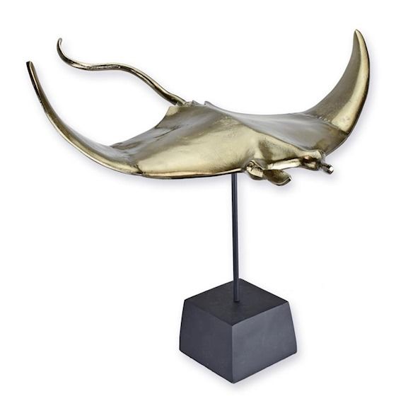 Manta ray-statueta din aluminiu pe un soclu din marmura