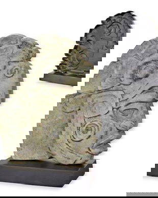 Hacha-statueta ceremoniala din aluminiu cu un soclu din marmura