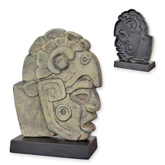 Hacha-statueta ceremoniala din aluminiu cu un soclu din marmura