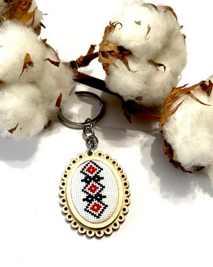 Breloc cu broderie manuala