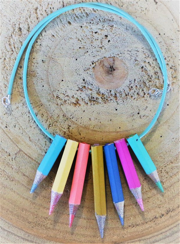 Colier din creioane colorate puse pe snur de piele naturala
