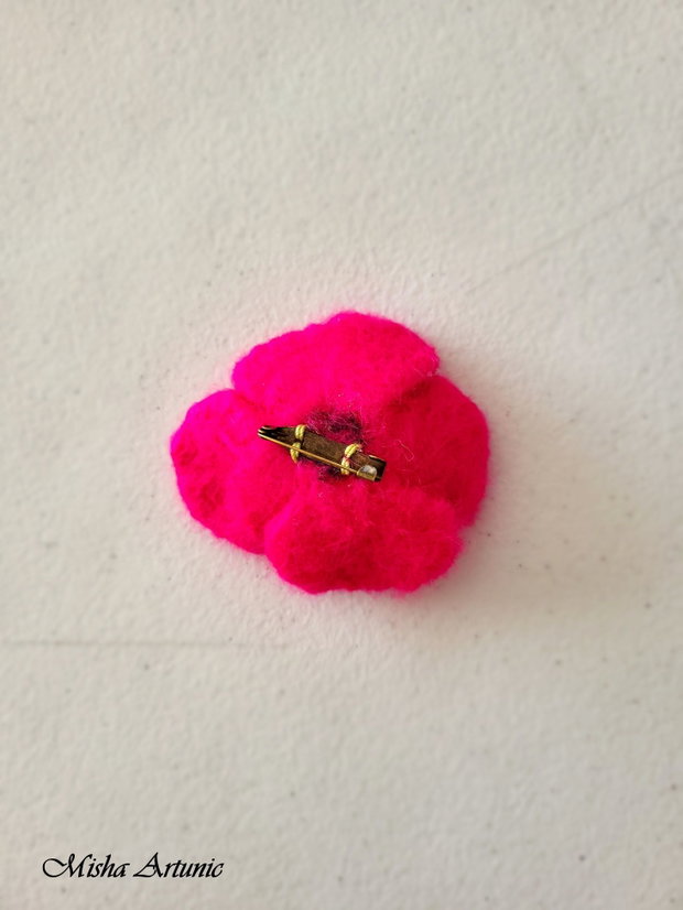 Brosa impaslita  - Floare fucsia