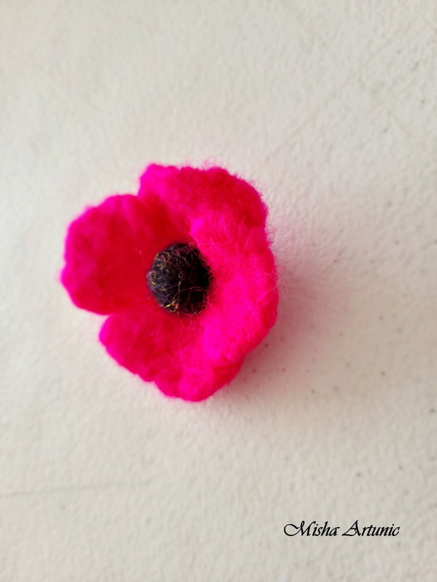Brosa impaslita  - Floare fucsia