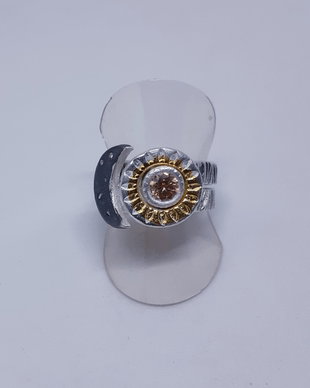 Inel unicat, compus din doua inele intricate, cu tema cosmica (soare si luna) din  argint pur,  decorate cu  Aur 22K si cubic zirconii