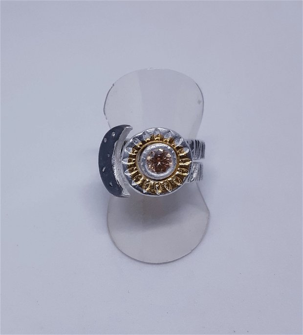 Inel unicat, compus din doua inele intricate, cu tema cosmica (soare si luna) din  argint pur,  decorate cu  Aur 22K si cubic zirconii