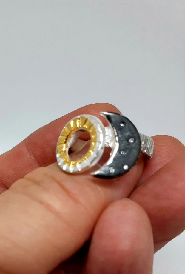 Inel unicat, compus din doua inele intricate, cu tema cosmica (soare si luna) din  argint pur,  decorate cu  Aur 22K si cubic zirconii