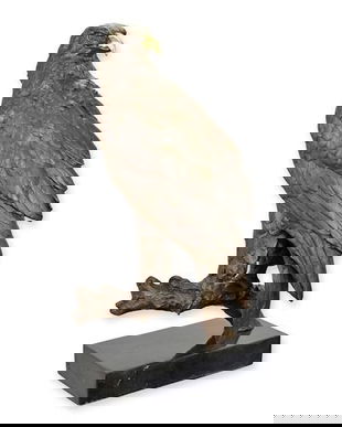 Vultur sezand-statueta din bronz pe un soclu din marmura