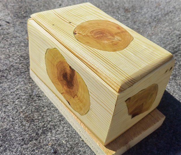Cutie lemn cu insertii lemn de mar finisaj cu ulei de in