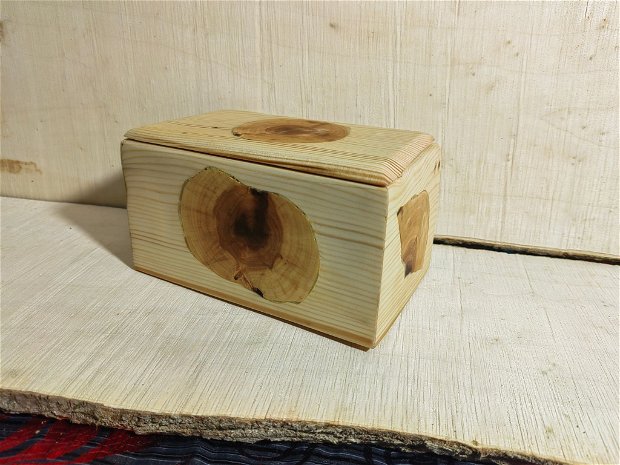 Cutie lemn cu insertii lemn de mar finisaj cu ulei de in