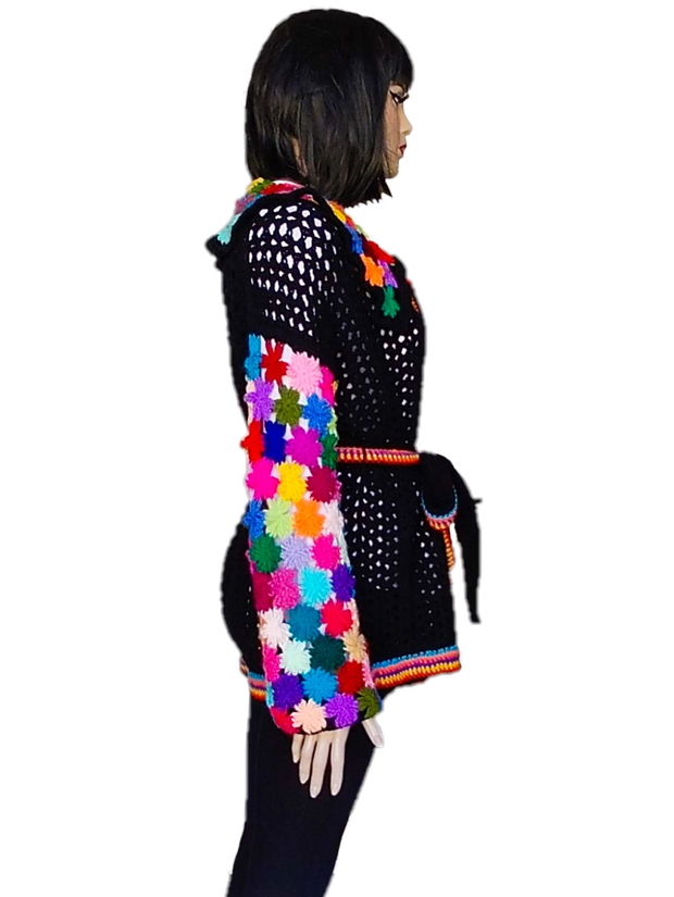 Cardigan dama negru cu guler si maneci din floricele multicolore. Jacheta femei handmade. Pulover dama cu cordon