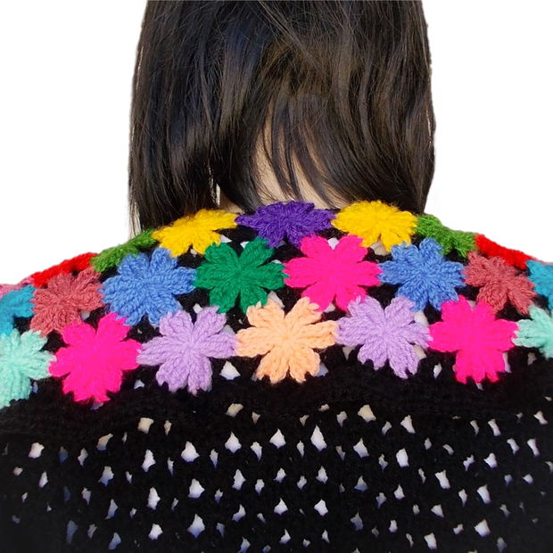 Cardigan dama negru cu guler si maneci din floricele multicolore. Jacheta femei handmade. Pulover dama cu cordon