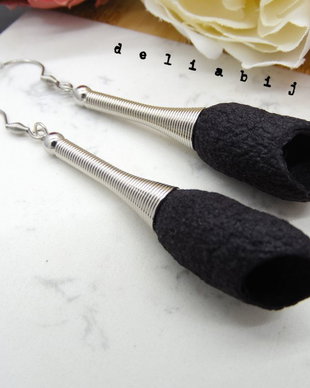 Cercei handmade statement unicat - coconi matase negri (cod852)