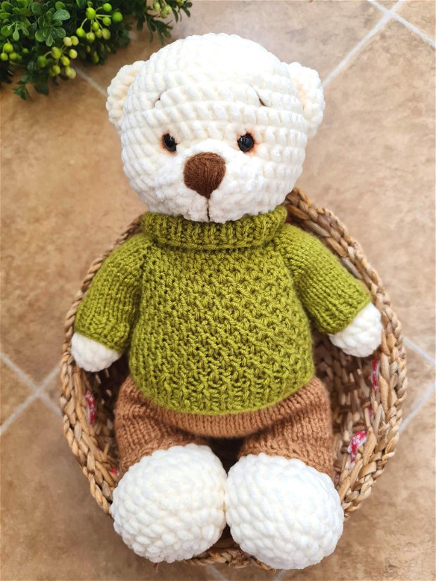 Ursuleț de pluș croșetat manual Martinel, cu pantaloni și pulover tricotat
