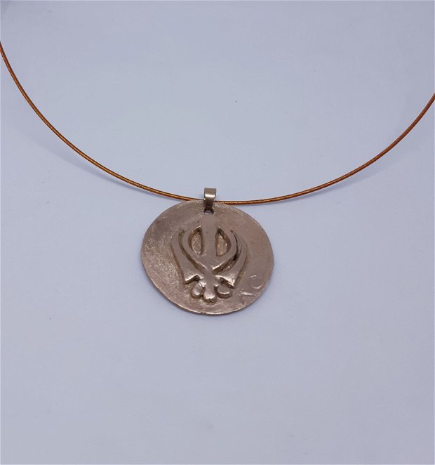 Pandantiv rotund de bronz auriu, cu simbolul indian Shakti pe ambele fete